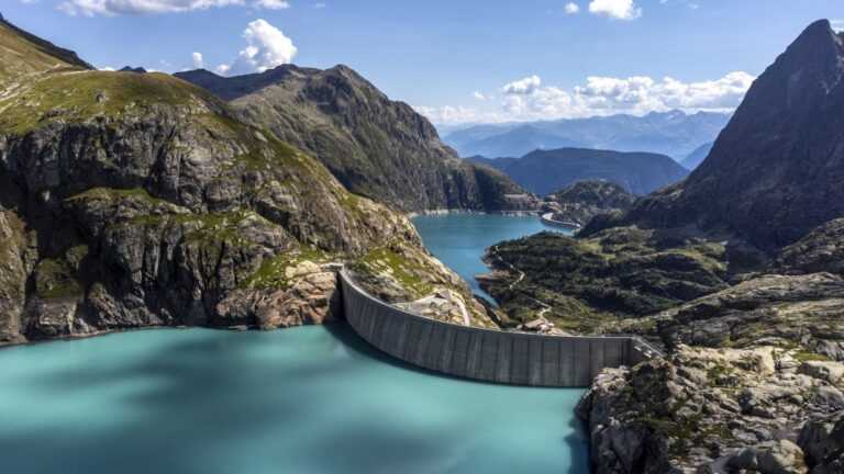 El nuevo recurso energético de Suiza: una central hidroeléctrica capaz de recargar 400.000 baterías de automóviles