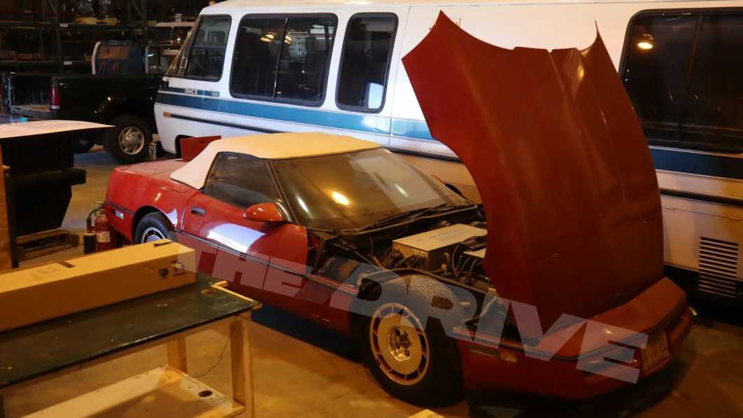 Chevy Corvette C4 elÃ©ctrico construido por Motorola encontrado en un vertedero de Illinois